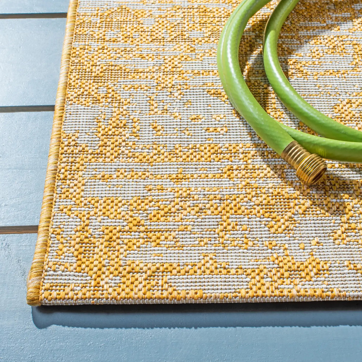 Safavieh Courtyard 4'-0" x 5'-7" Rug in Gold / Ivory