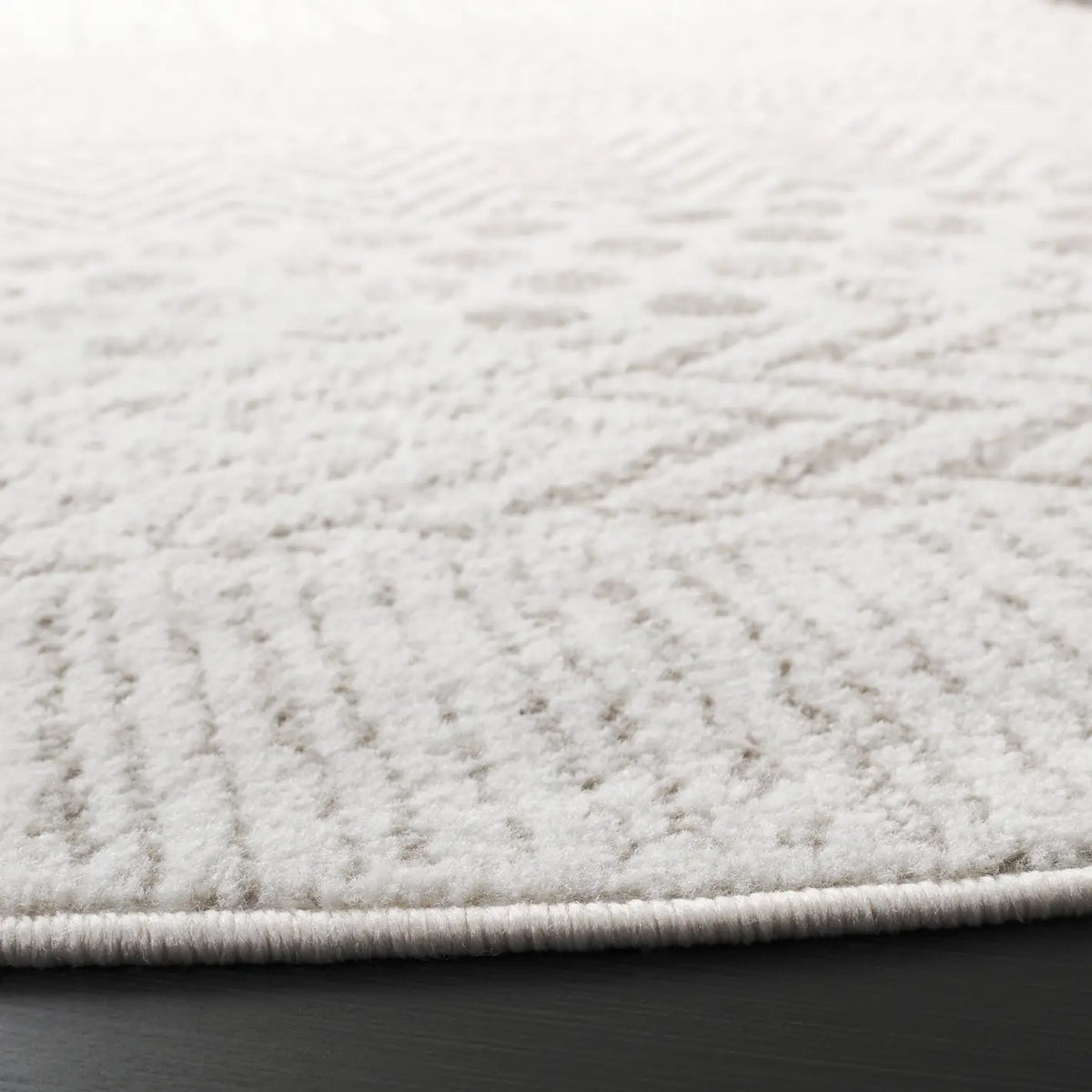 Safavieh Pyramid 5'-3" x 5'-3" Rug in Ivory / Grey