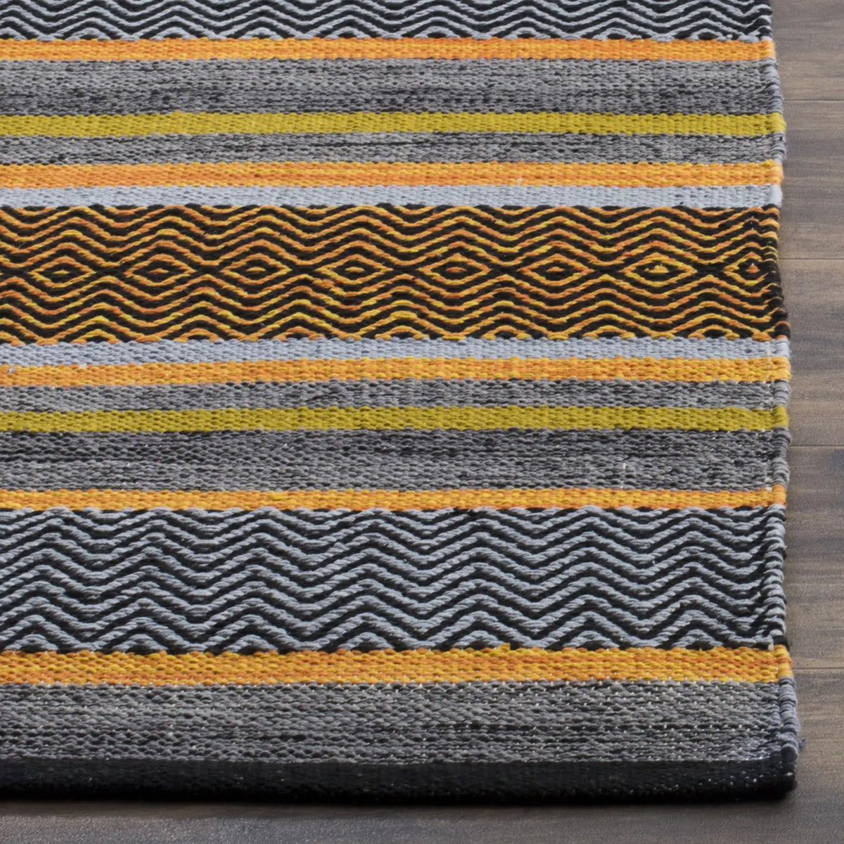 Safavieh Montauk 5'-0" x 8'-0" Rug in Navy / Multi