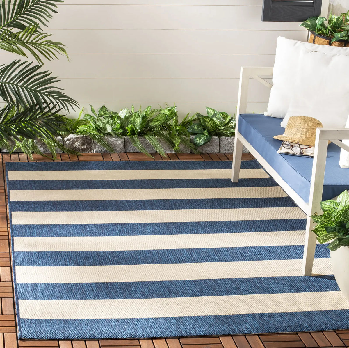 Safavieh Courtyard 5'-0" x 7'-0" Rug in Navy / Beige