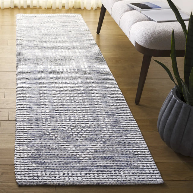 Safavieh Montauk 2'-3" x 8'-0" Rug in Navy / Ivory