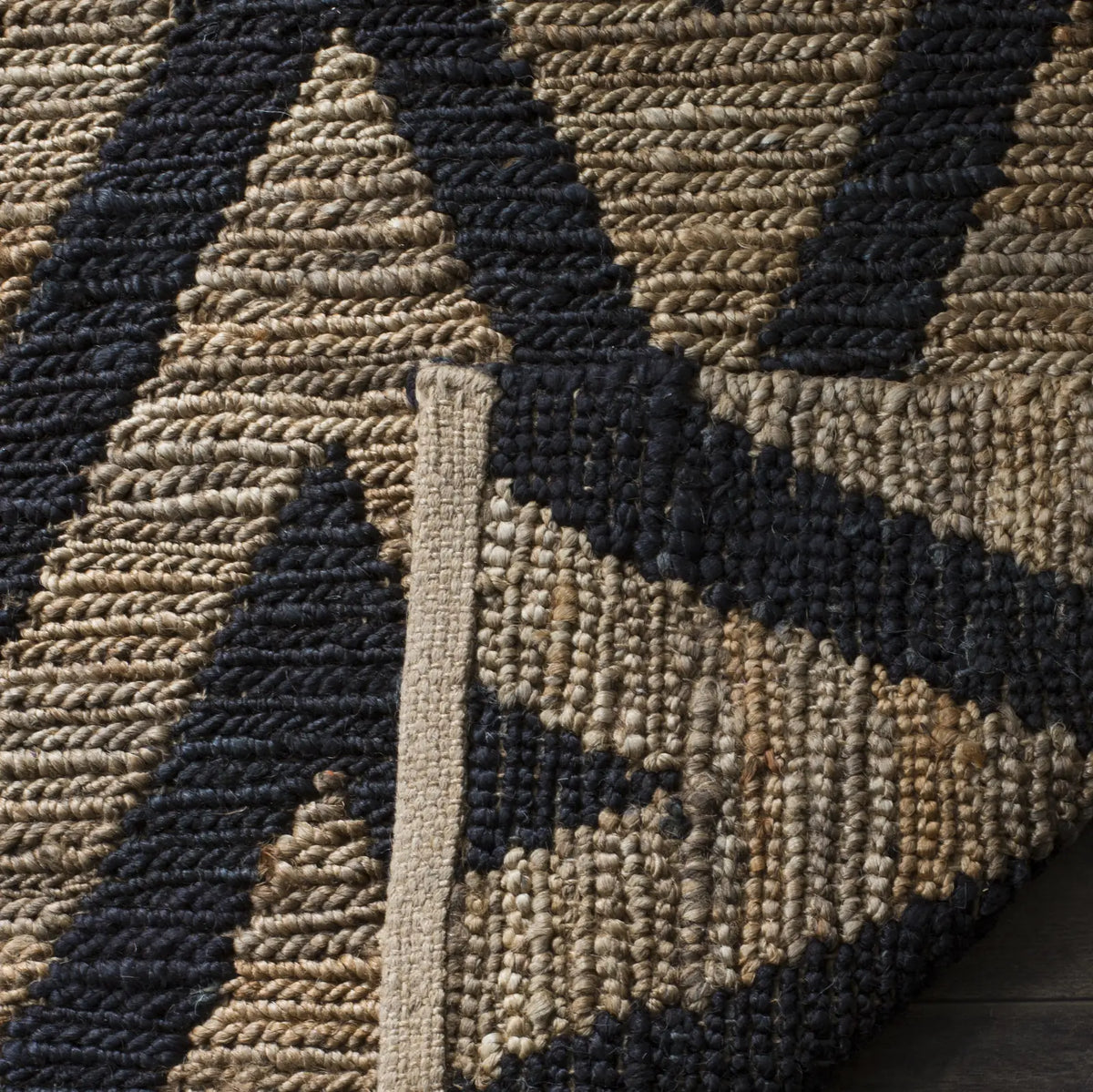 Safavieh Organic 5'-0" x 8'-0" Rug in Black / Natural