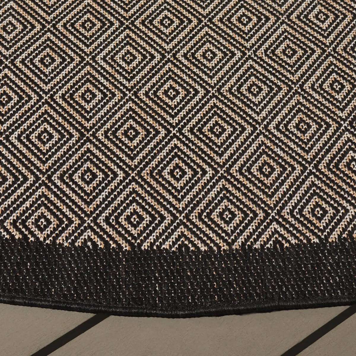 Safavieh Beach House 6'-7" x 6'-7" Rug in Black / Ivory