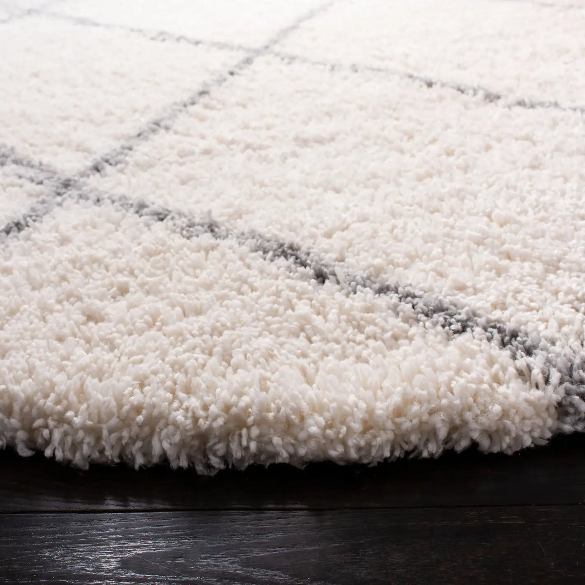 Safavieh Fontana Shag 800 6'-7" x 6'-7" Rug in Cream / Grey