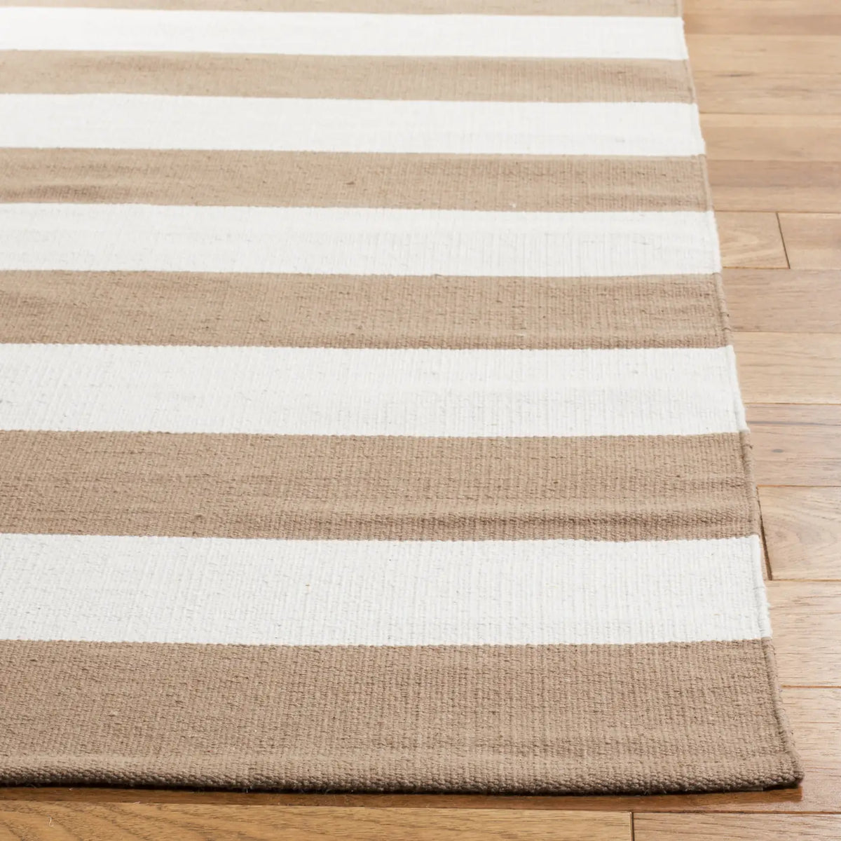 Safavieh Montauk 5'-0" x 8'-0" Rug in Sand / Ivory