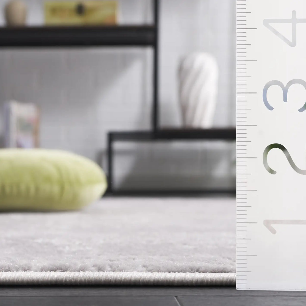 Safavieh Amelia 700 4'-0" x 6'-0" Rug in Ivory / Stone Grey