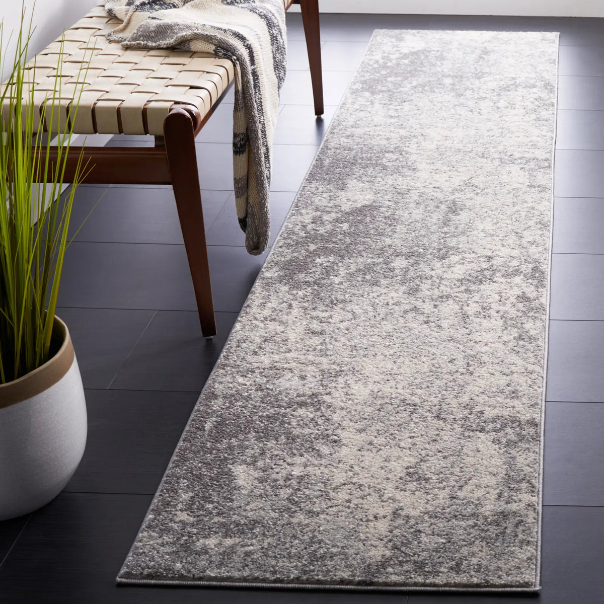Safavieh Tulum 2'-0" x 9'-0" Rug in Ivory / Grey