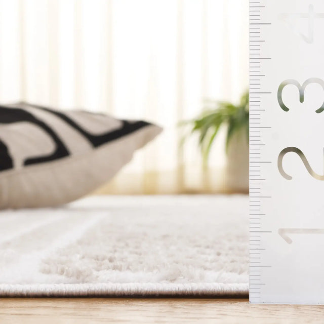 Safavieh Maya 4'-0" x 6'-0" Rug in Ivory