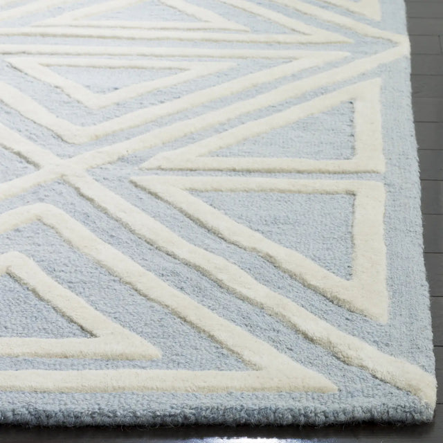 Safavieh Safavieh Kids 5'-0" x 7'-0" Rug in Blue / Ivory