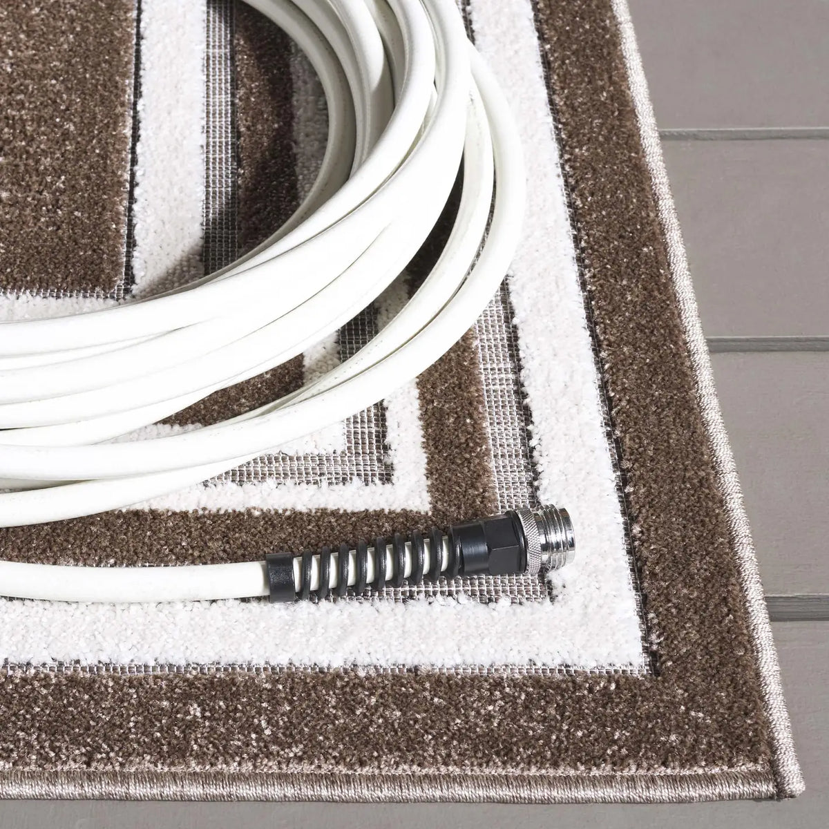 Safavieh Cabana 4'-0" x 6'-0" Rug in Brown / Ivory