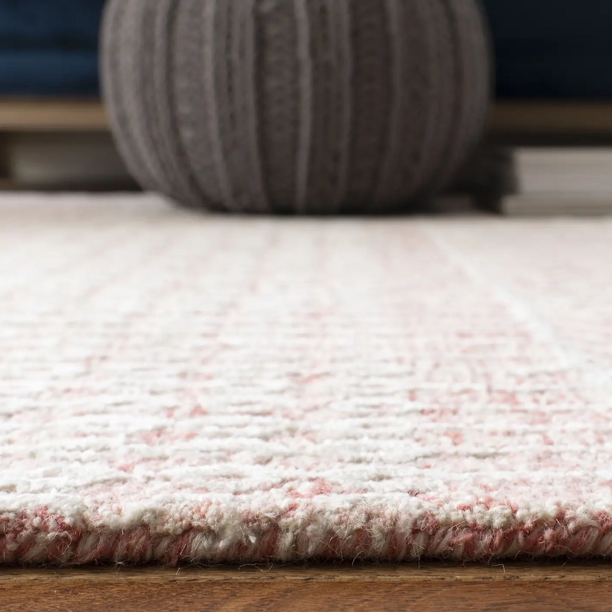 Safavieh Glamour 4'-0" x 6'-0" Rug in Light Pink / Ivory