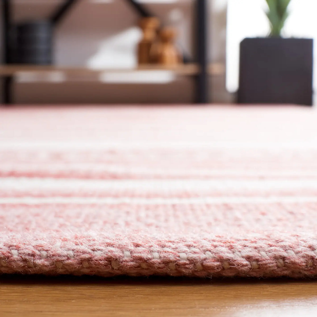 Safavieh Striped Kilim 4'-0" x 6'-0" Rug in Pink / Ivory