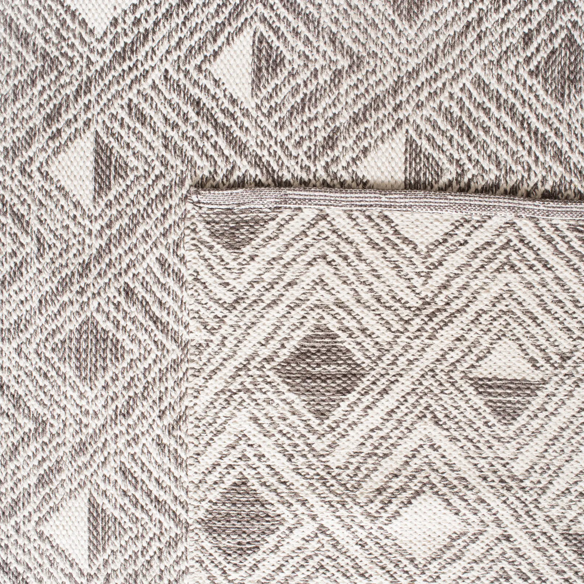 Safavieh Montauk 5'-0" x 8'-0" Rug in Charcoal / Ivory