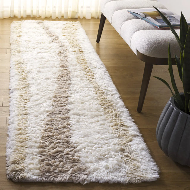 Safavieh Casablanca 2'-3" x 8'-0" Rug in Ivory / Beige