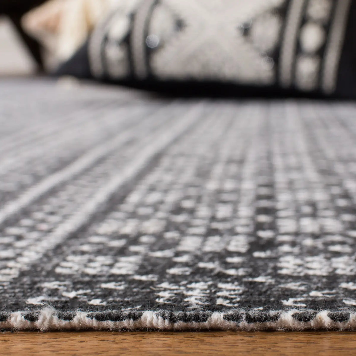 Safavieh Cedar Brook 5'-0" x 8'-0" Rug in Black / Ivory