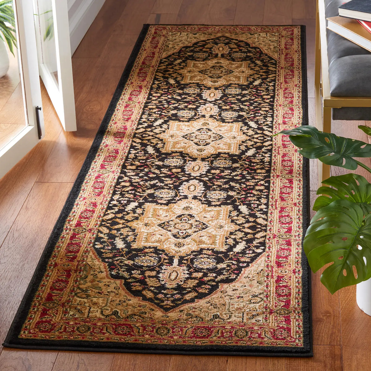 Safavieh Lyndhurst 2'-3" x 8'-0" Rug in Black / Red