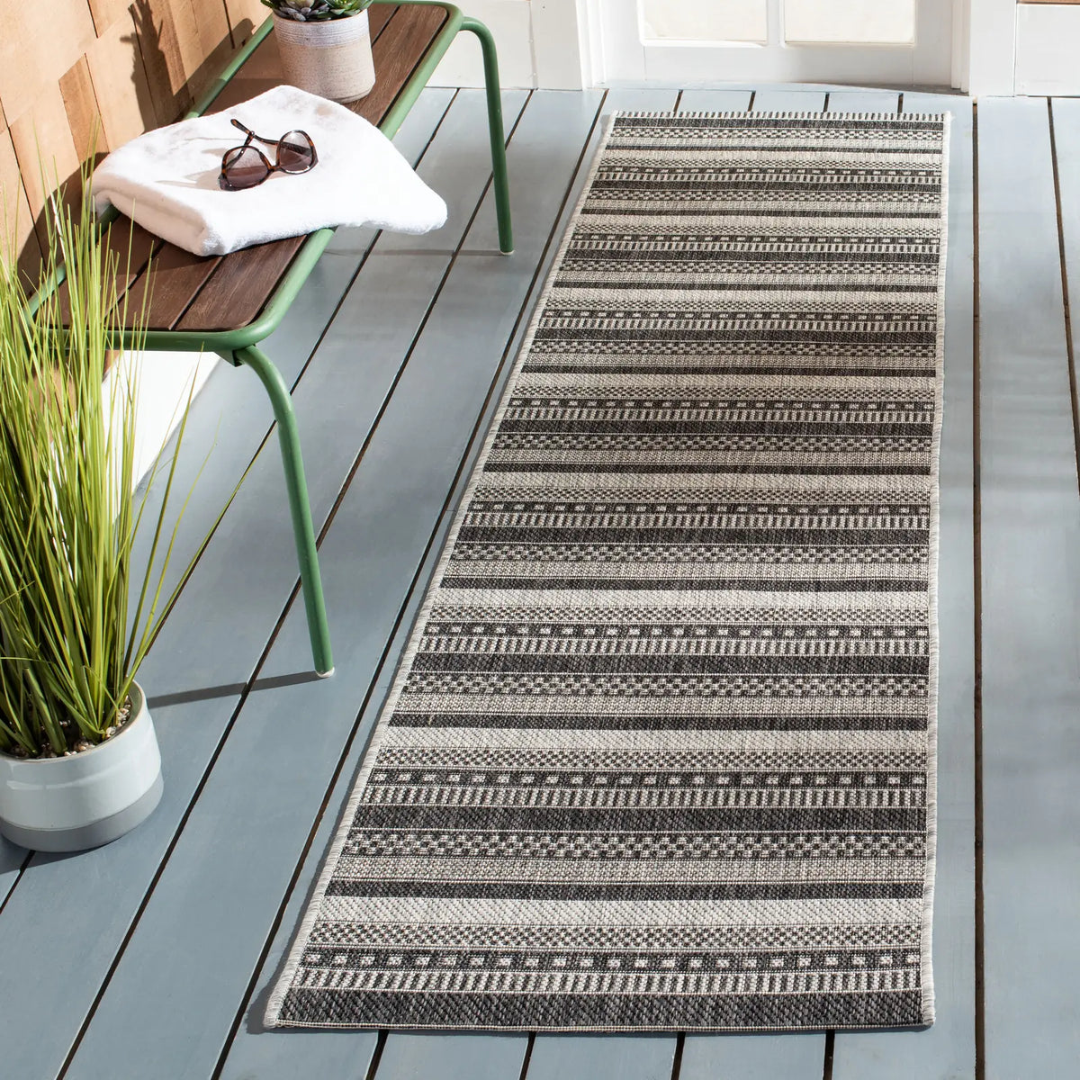 Safavieh Courtyard 2'-3" x 6'-7" Rug in Black / Grey