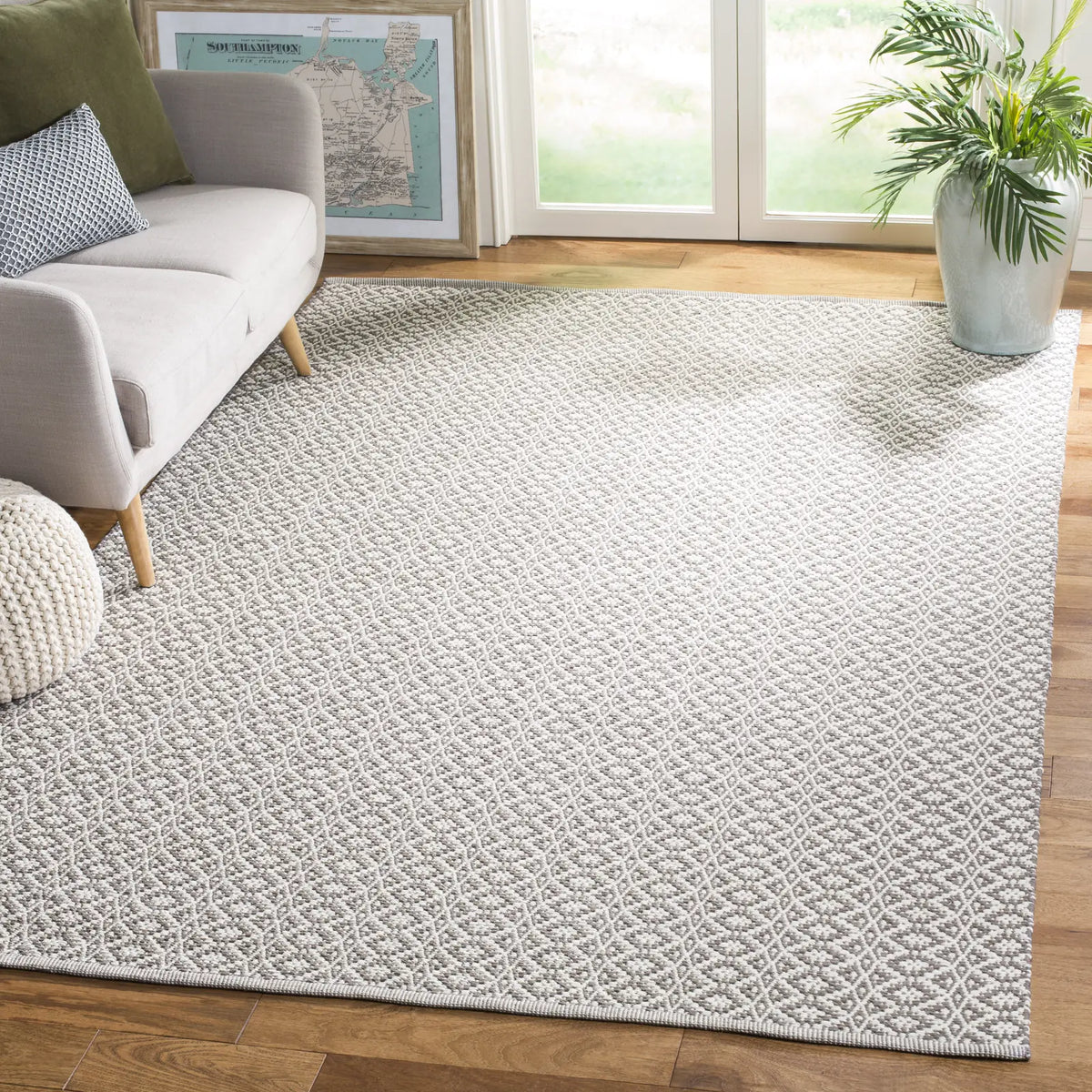 Safavieh Montauk 6'-0" x 9'-0" Rug in Ivory / Grey