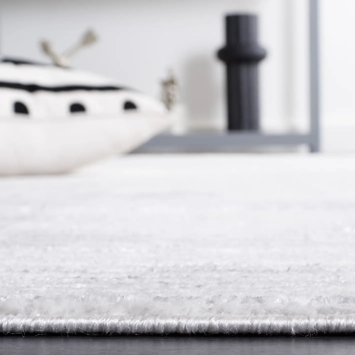 Safavieh Hanna 4'-0" x 6'-0" Rug in Ivory / Light Grey