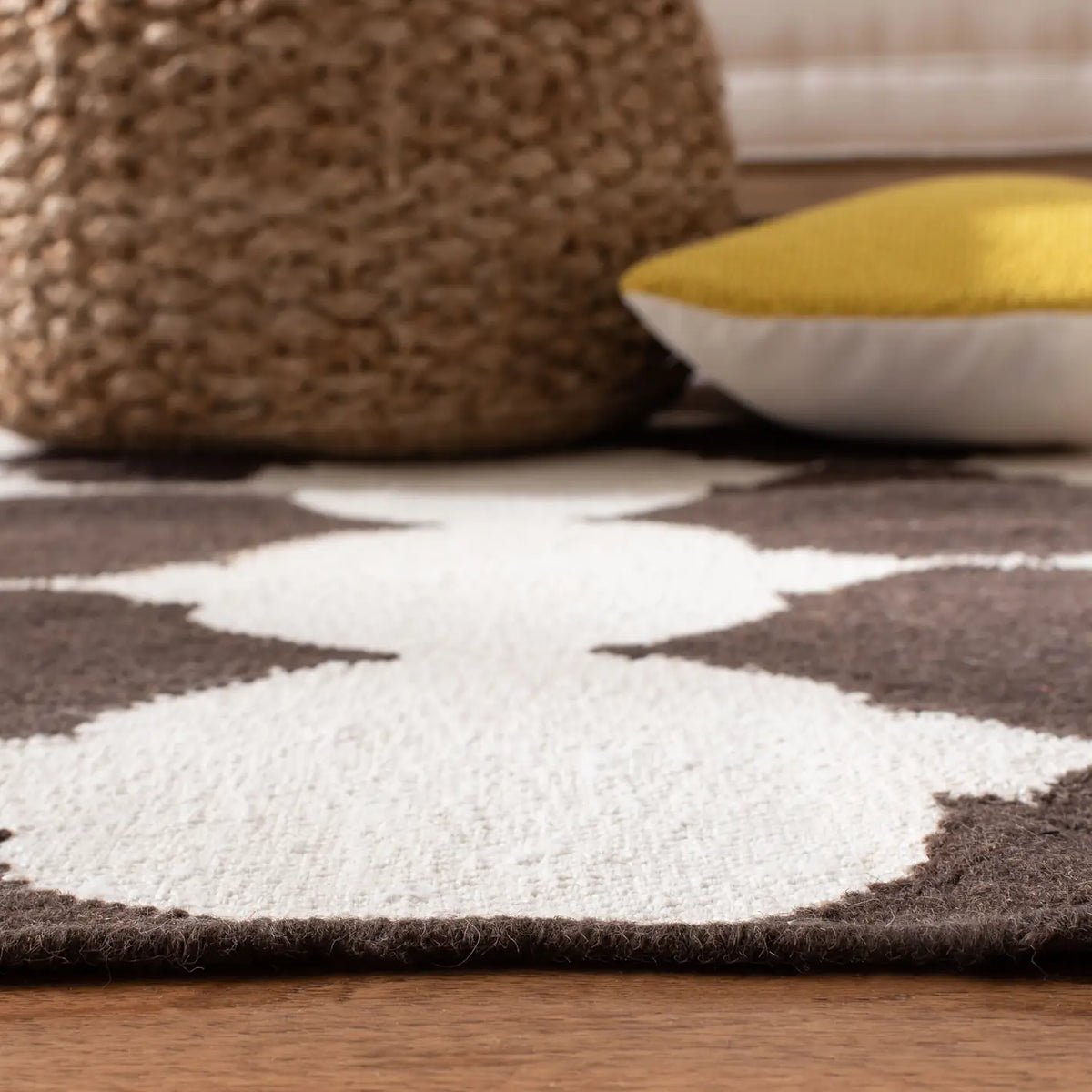 Safavieh Dhurries 5'-0" x 8'-0" Rug in Brown / Ivory