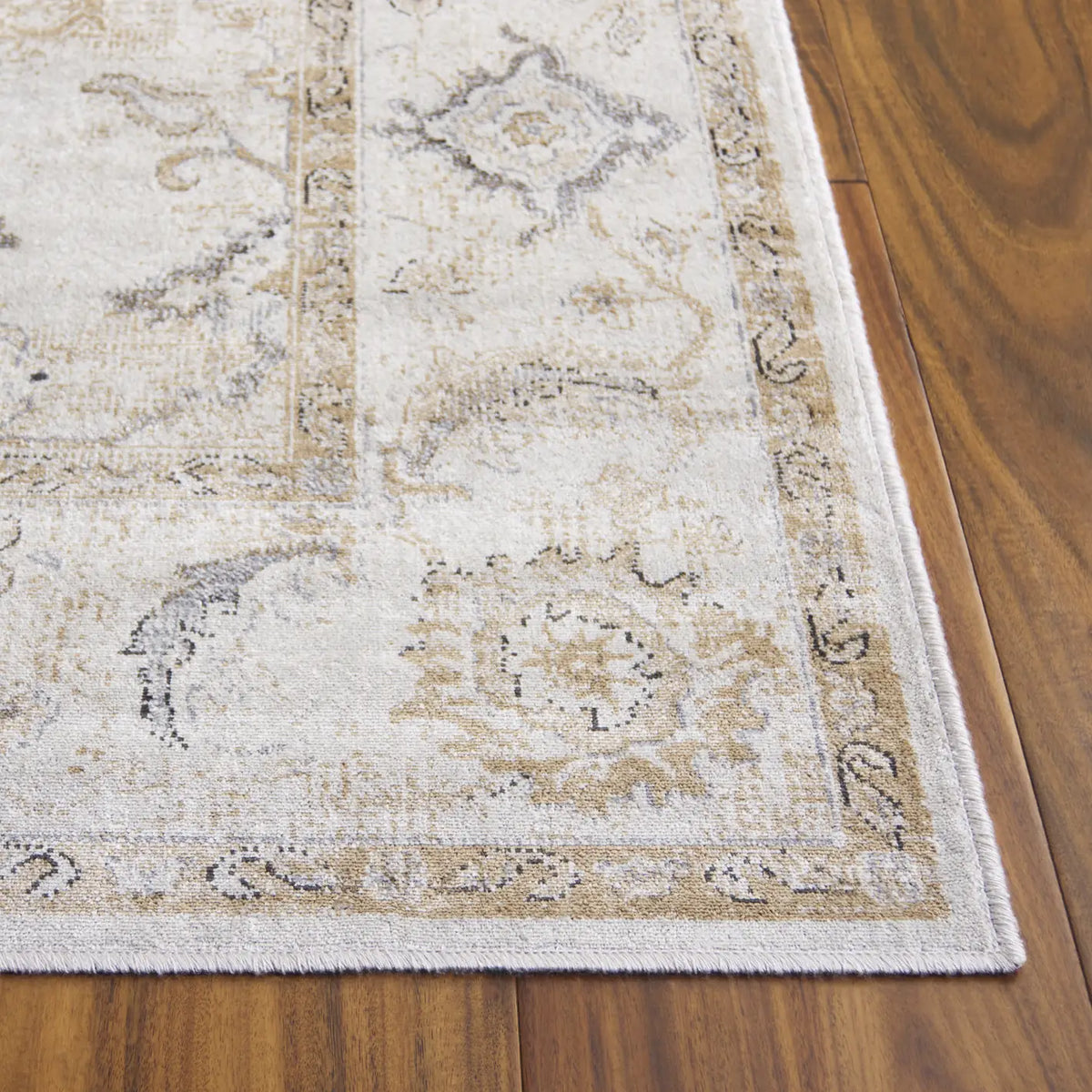 Safavieh Atlas 5'-3" x 7'-7" Rug in Ivory / Beige