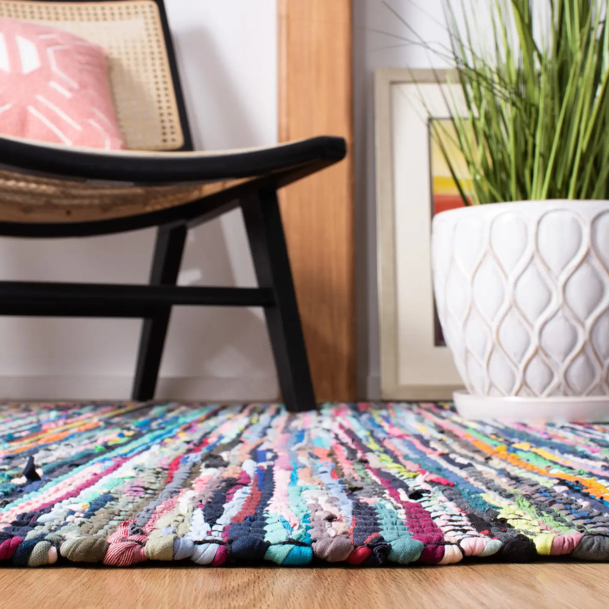 Safavieh Montauk 4'-0" x 6'-0" Rug in Black / Pink