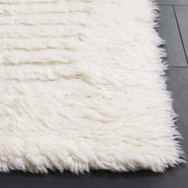 Safavieh Casablanca 4'-0" x 6'-0" Rug in Ivory