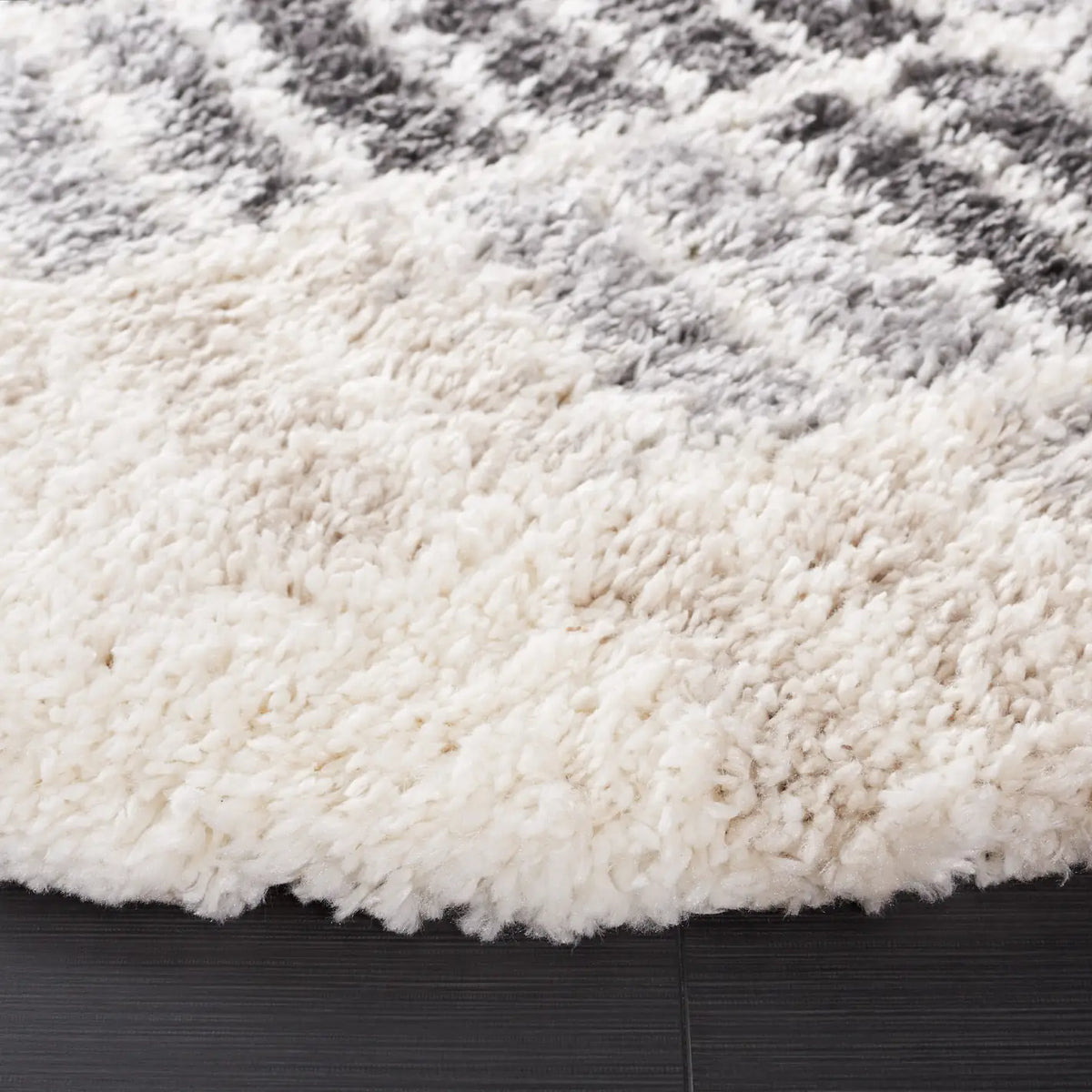 Safavieh Fontana Shag 800 6'-7" x 6'-7" Rug in Ivory / Grey