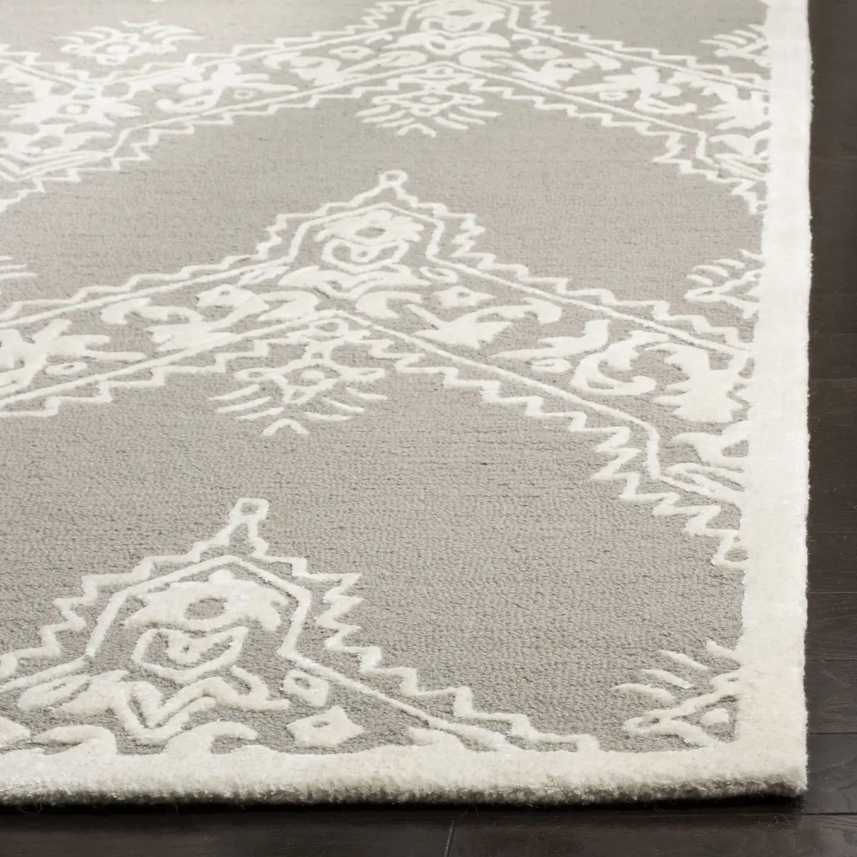 Safavieh Manchester 5'-0" x 8'-0" Rug in Grey / Ivory