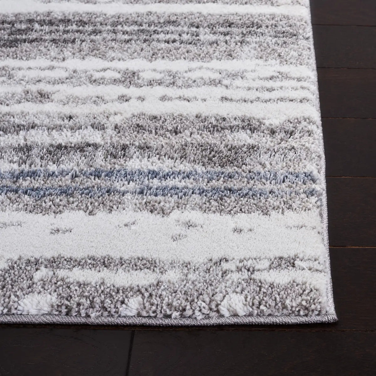 Safavieh Century 300 4'-5" x 6'-5" Rug in Grey / Blue