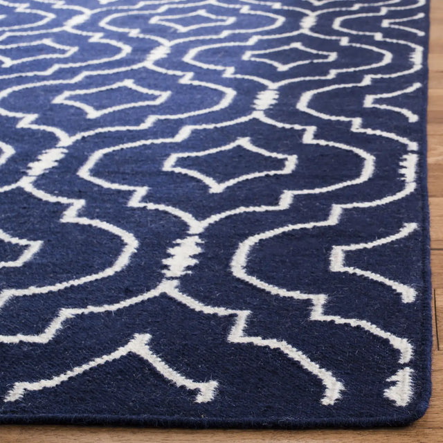 Safavieh Dhurries 4'-0" x 6'-0" Rug in Navy / Ivory