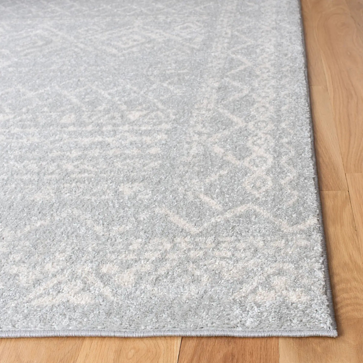 Safavieh Tulum 4'-0" x 6'-0" Rug in Light Grey / Ivory