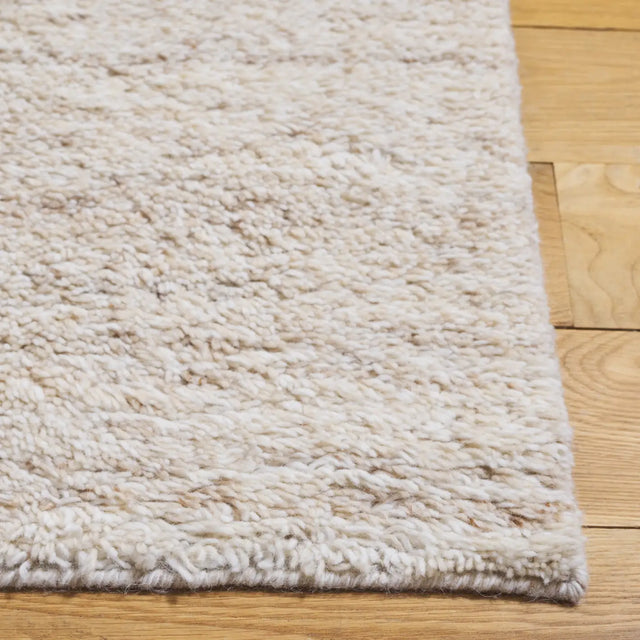 Safavieh Casablanca 4'-0" x 6'-0" Rug in Beige / Ivory