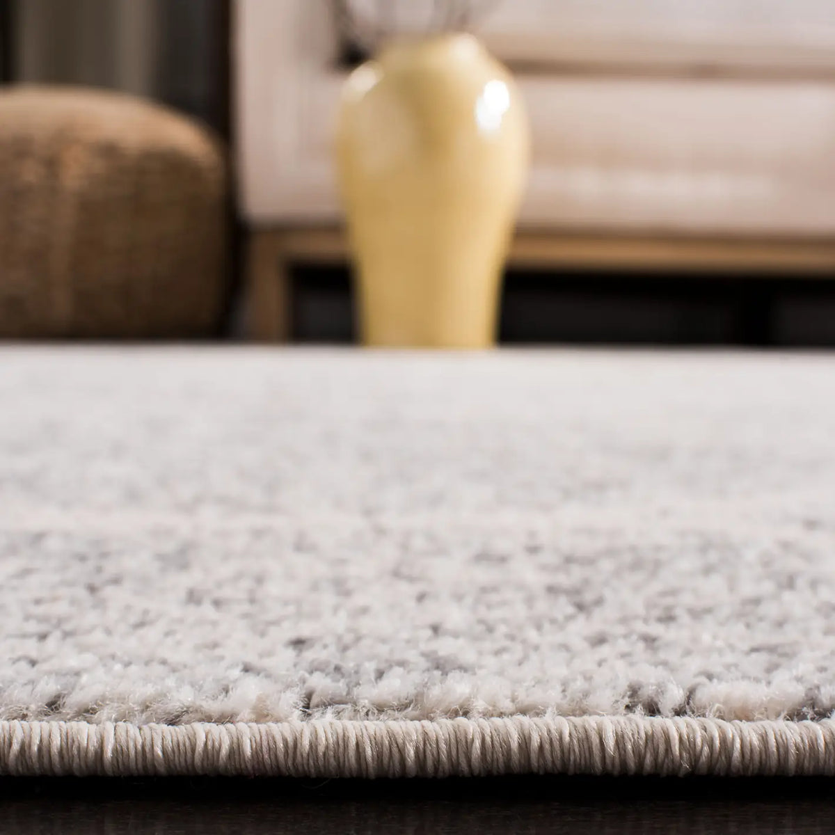 Safavieh Madison 4'-0" x 6'-0" Rug in Ivory / Silver