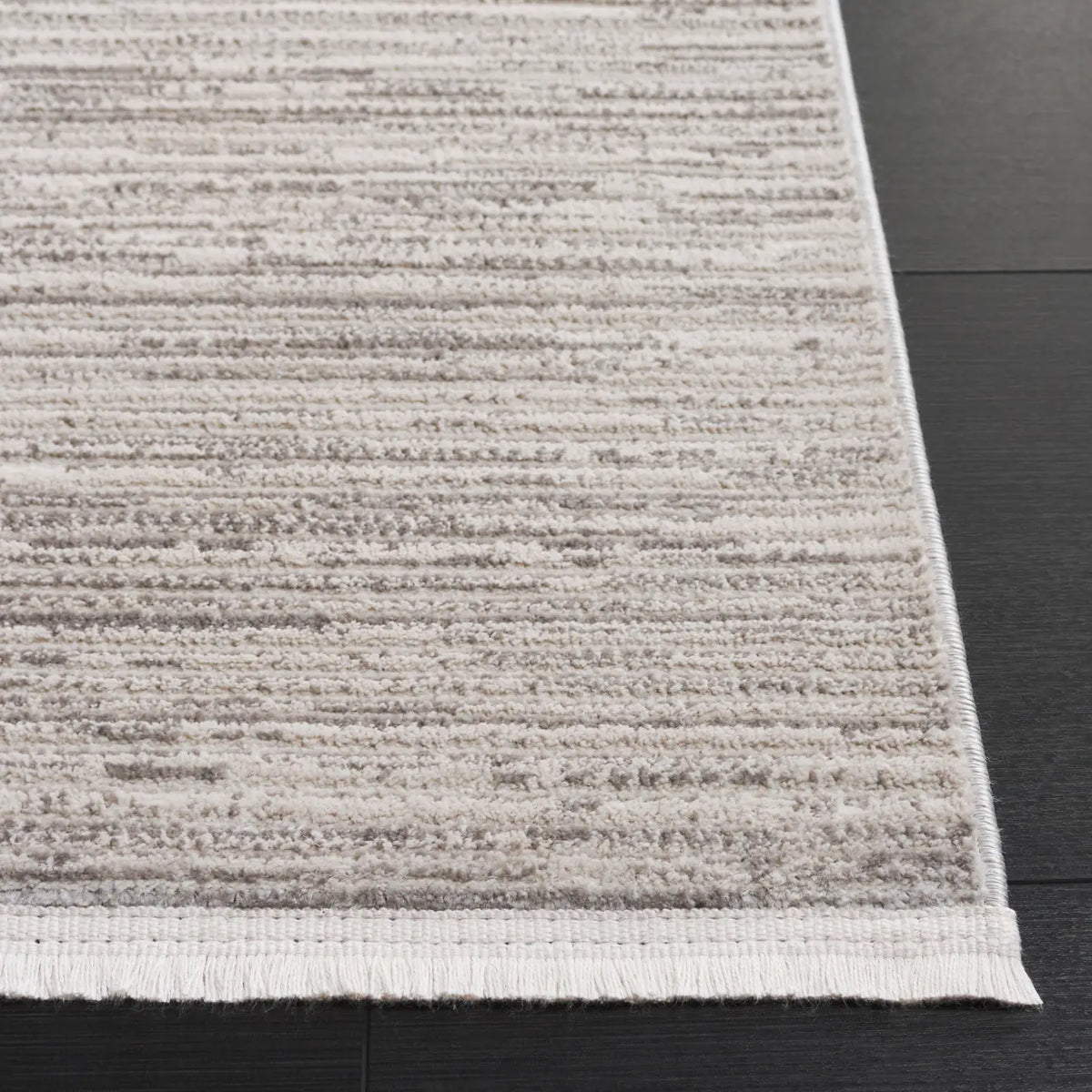 Safavieh Mila 4'-0" x 6'-0" Rug in Grey / Ivory