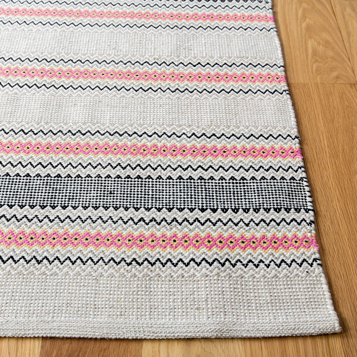 Safavieh Montauk 4'-0" x 6'-0" Rug in Pink / Beige