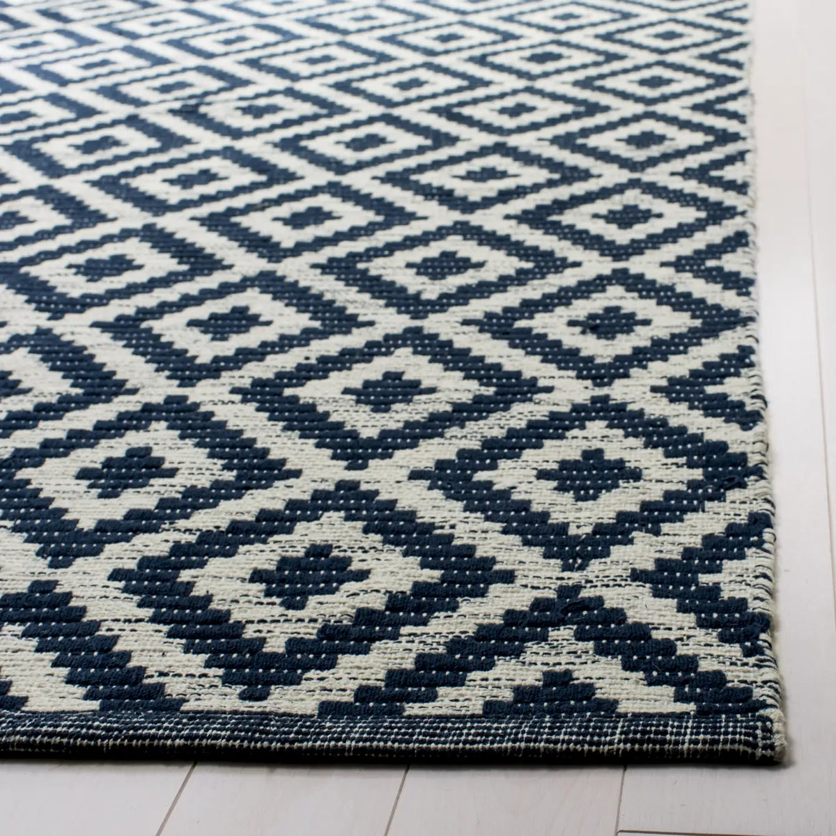 Safavieh Montauk 5'-0" x 8'-0" Rug in Navy / Ivory
