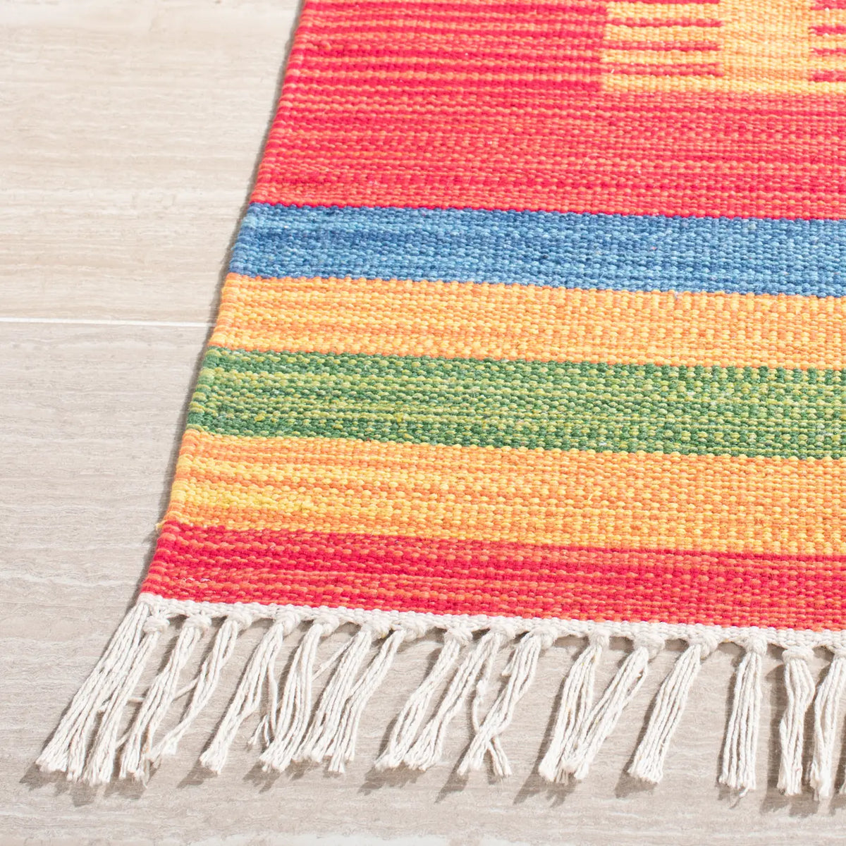 Safavieh Montauk 4'-0" x 6'-0" Rug in Blue / Red