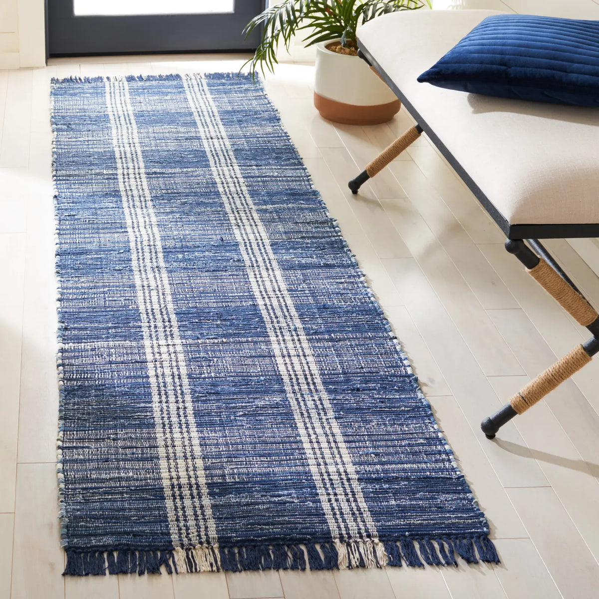 Safavieh Montauk 2'-3" x 8'-0" Rug in Blue / Beige
