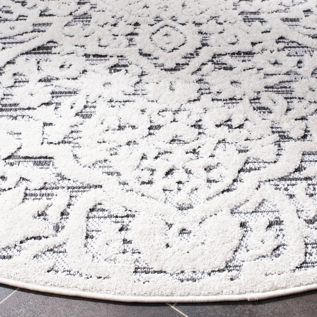 Safavieh Cabana 6'-7" x 6'-7" Rug in Ivory / Grey
