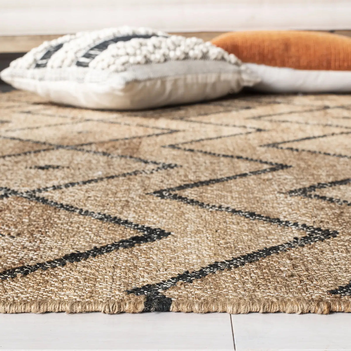 Safavieh Kilim 4'-0" x 6'-0" Rug in Natural / Charcoal