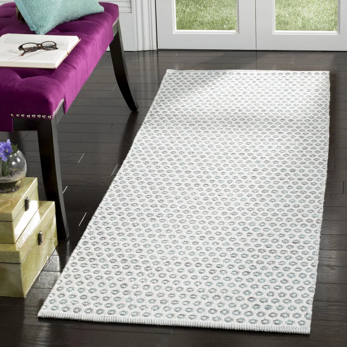 Safavieh Montauk 2'-3" x 7'-0" Rug in Slate / Ivory