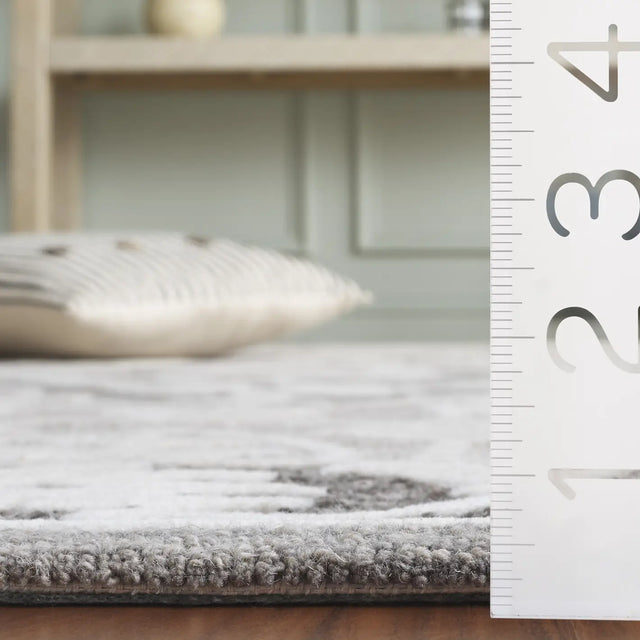 Safavieh Metro 5'-0" x 8'-0" Rug in Grey / Ivory