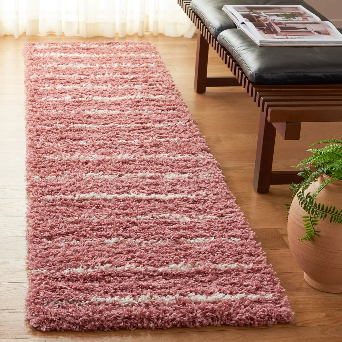Safavieh Venus Shag 600 2'-2" x 8'-0" Rug in Pink / Ivory