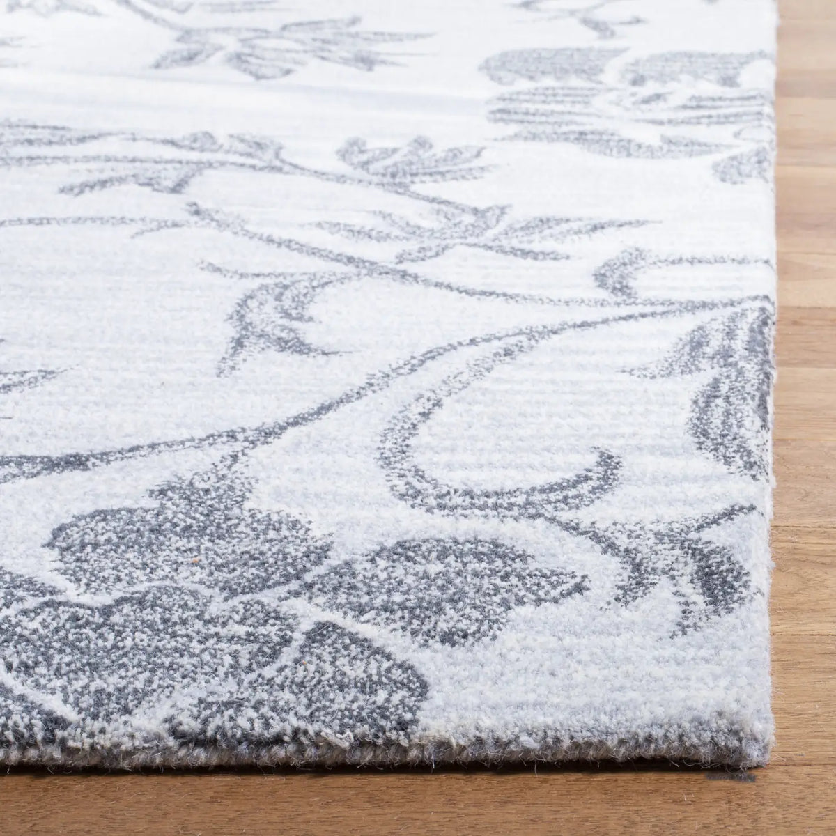 Safavieh Soho 5'-0" x 8'-0" Rug in Grey / Black
