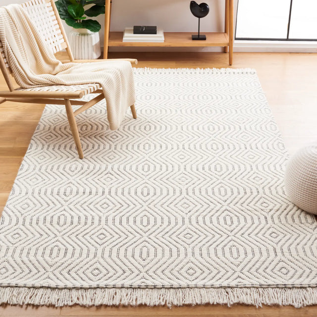 Safavieh Marbella 4'-0" x 6'-0" Rug in Ivory / Black