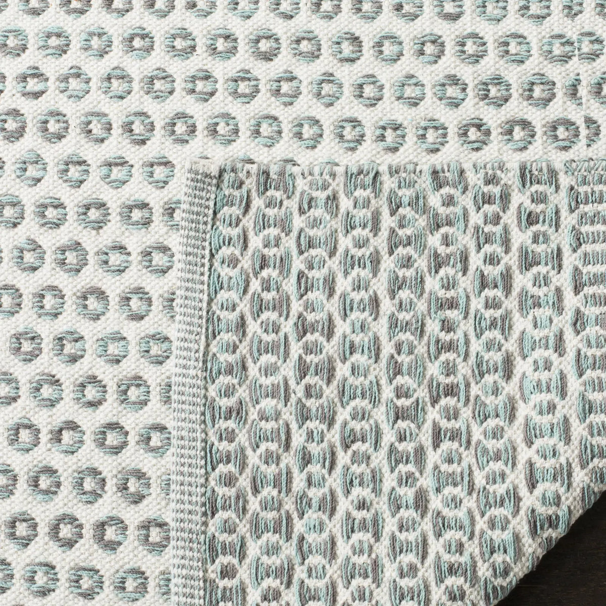 Safavieh Montauk 5'-0" x 8'-0" Rug in Slate / Ivory