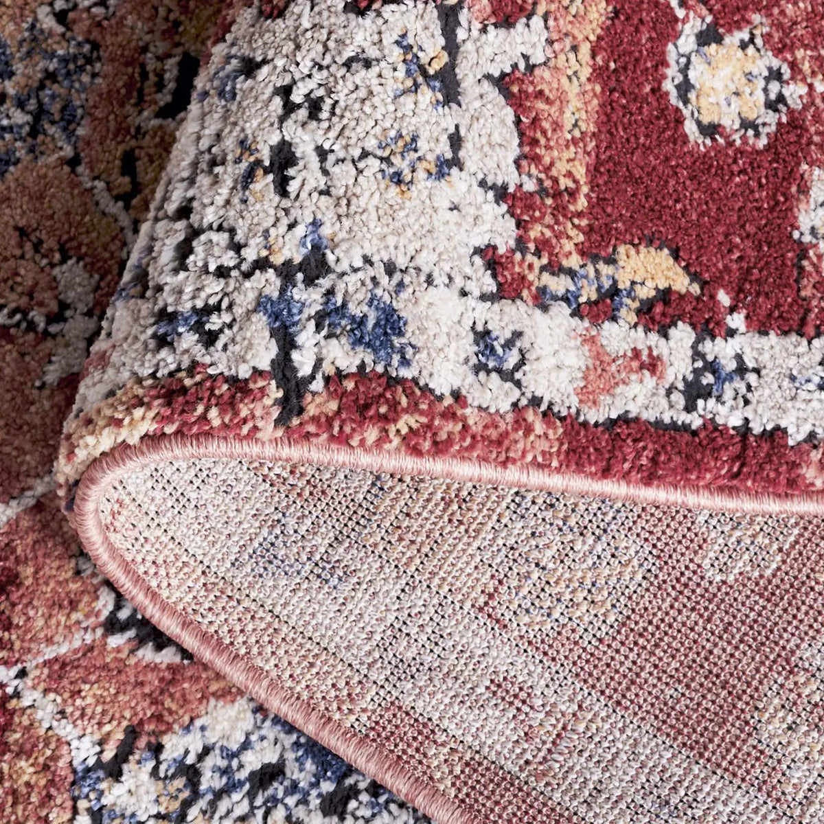 Safavieh Luna 4'-5" x 6'-5" Rug in Red / Rust
