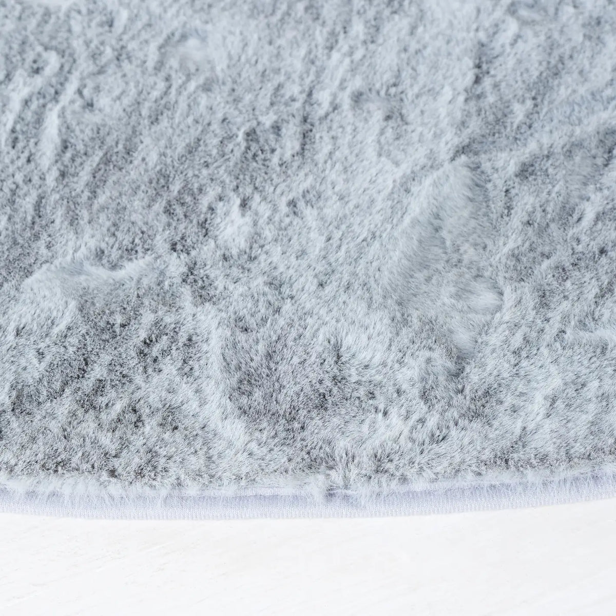 Safavieh Faux Rabbit Fur 6'-0" x 6'-0" Rug in Silver