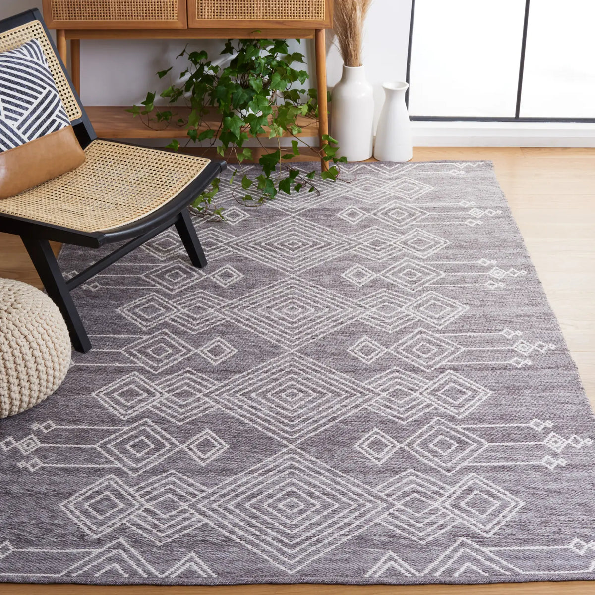 Safavieh Kilim 4'-0" x 6'-0" Rug in Grey / Ivory
